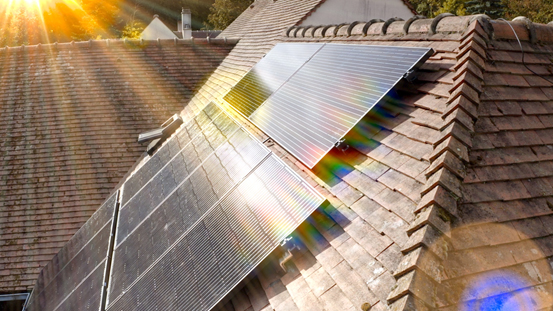La energía renovable procedente de la energía solar fotovoltaica es el corazón de la casa híbrida